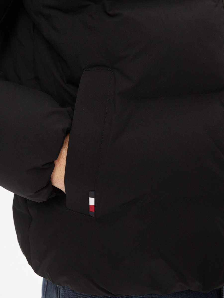 detail Tommy Hilfiger pánská černá bunda