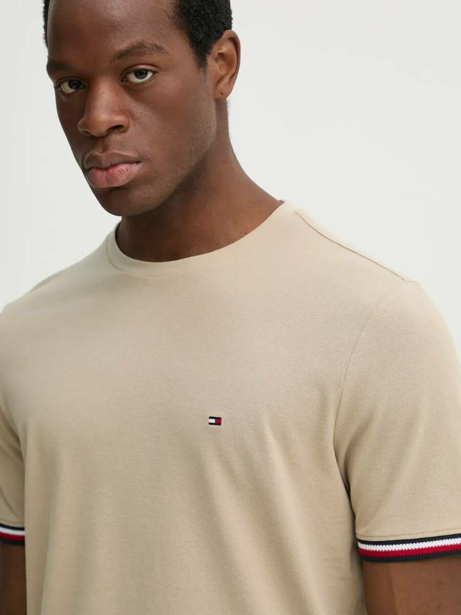 detail Tommy Hilfiger pánské béžové tričko Global
