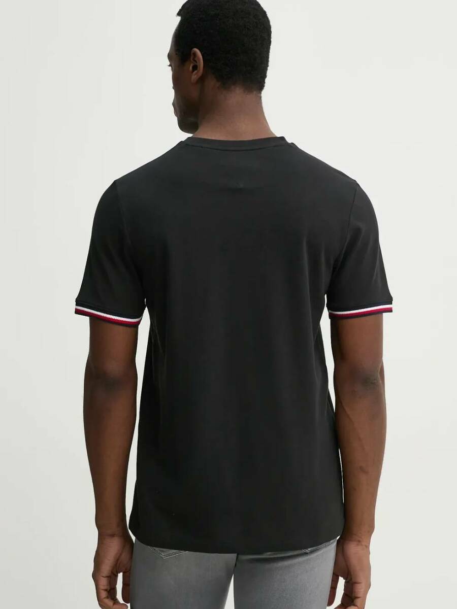 detail Tommy Hilfiger pánské černé tričko Global