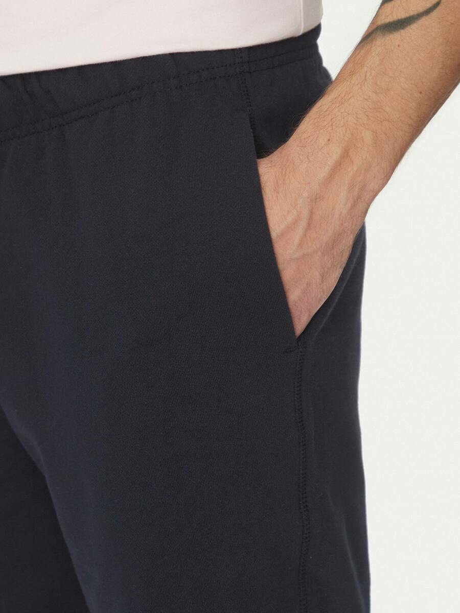 detail Tommy Hilfiger pánské tmavě modré šortky