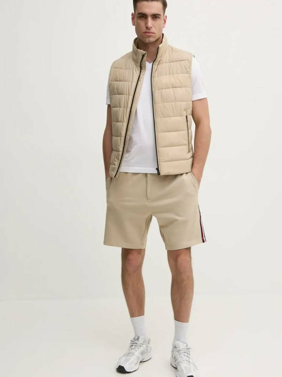 detail Tommy Hilfiger pánské béžové kraťasy