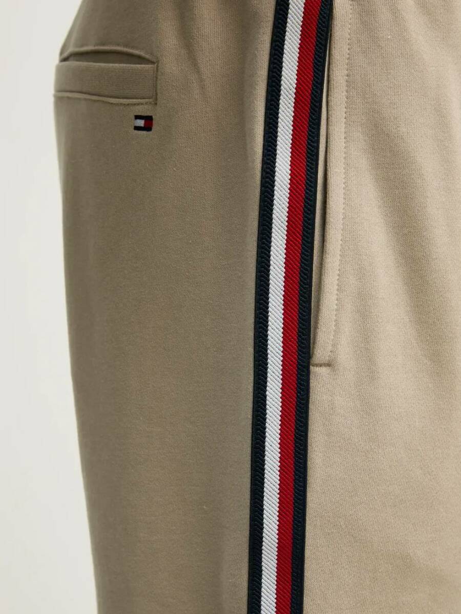 detail Tommy Hilfiger pánské béžové kraťasy