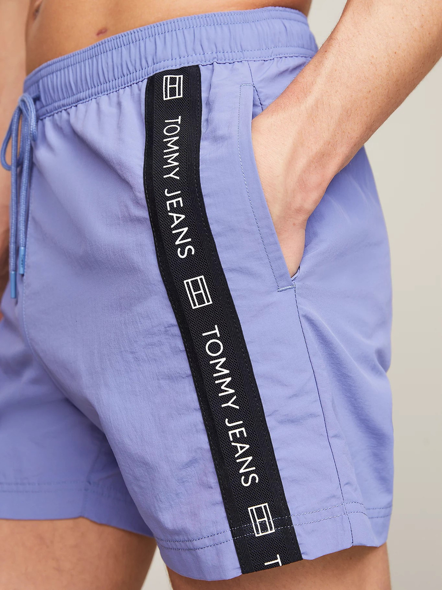 detail Tommy Hilfiger pánské modré plavky