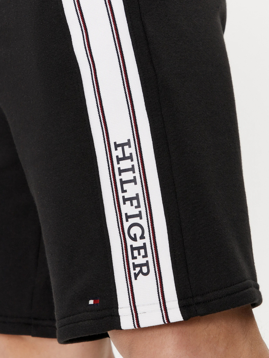 detail Tommy Hilfiger pánské černé šortky