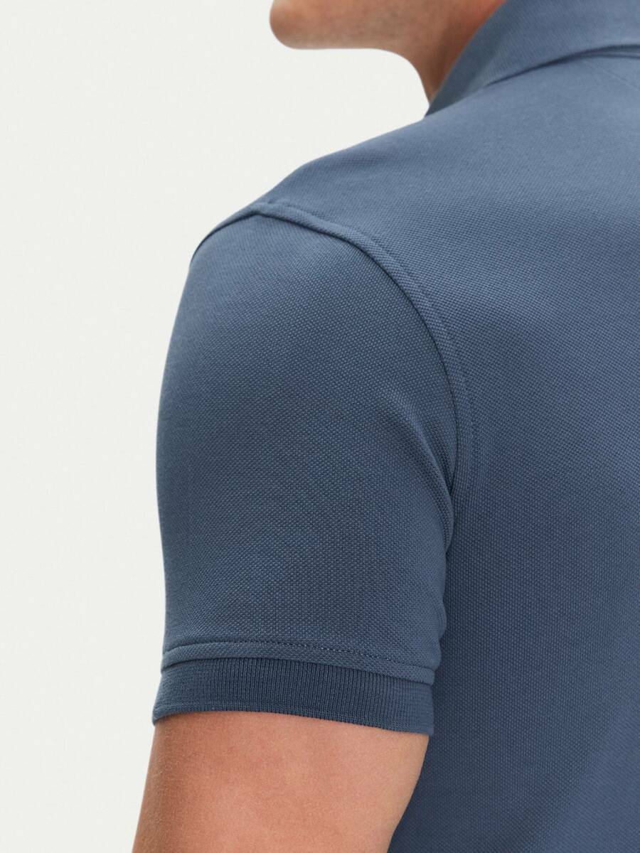 detail Tommy Hilfiger pánské modré polo tričko