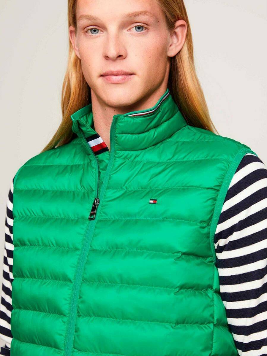detail Tommy Hilfiger pánská zelená vesta Core