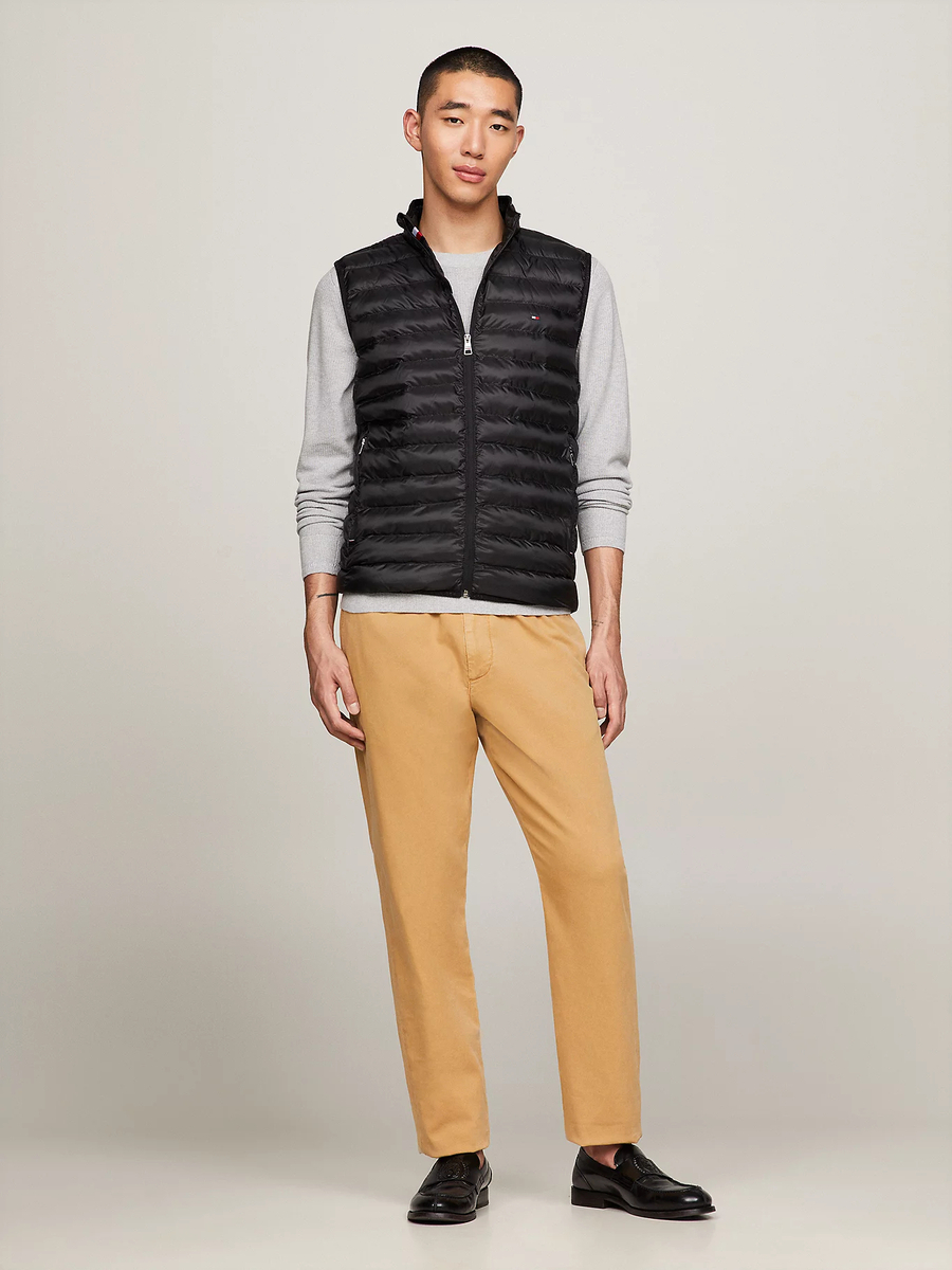 detail Tommy Hilfiger pánská černá vesta Core