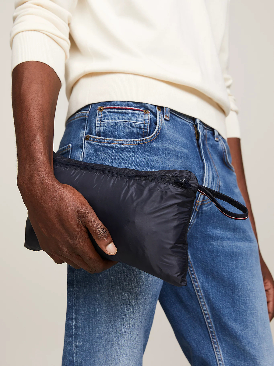 detail Tommy Hilfiger pánská černá vesta Core