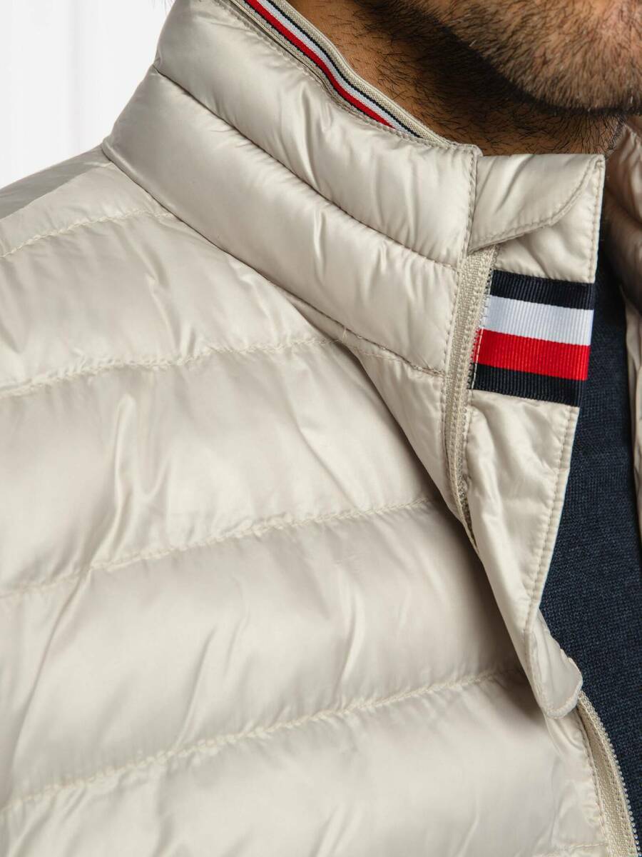 detail Tommy Hilfiger pánská smetanová bunda Packable