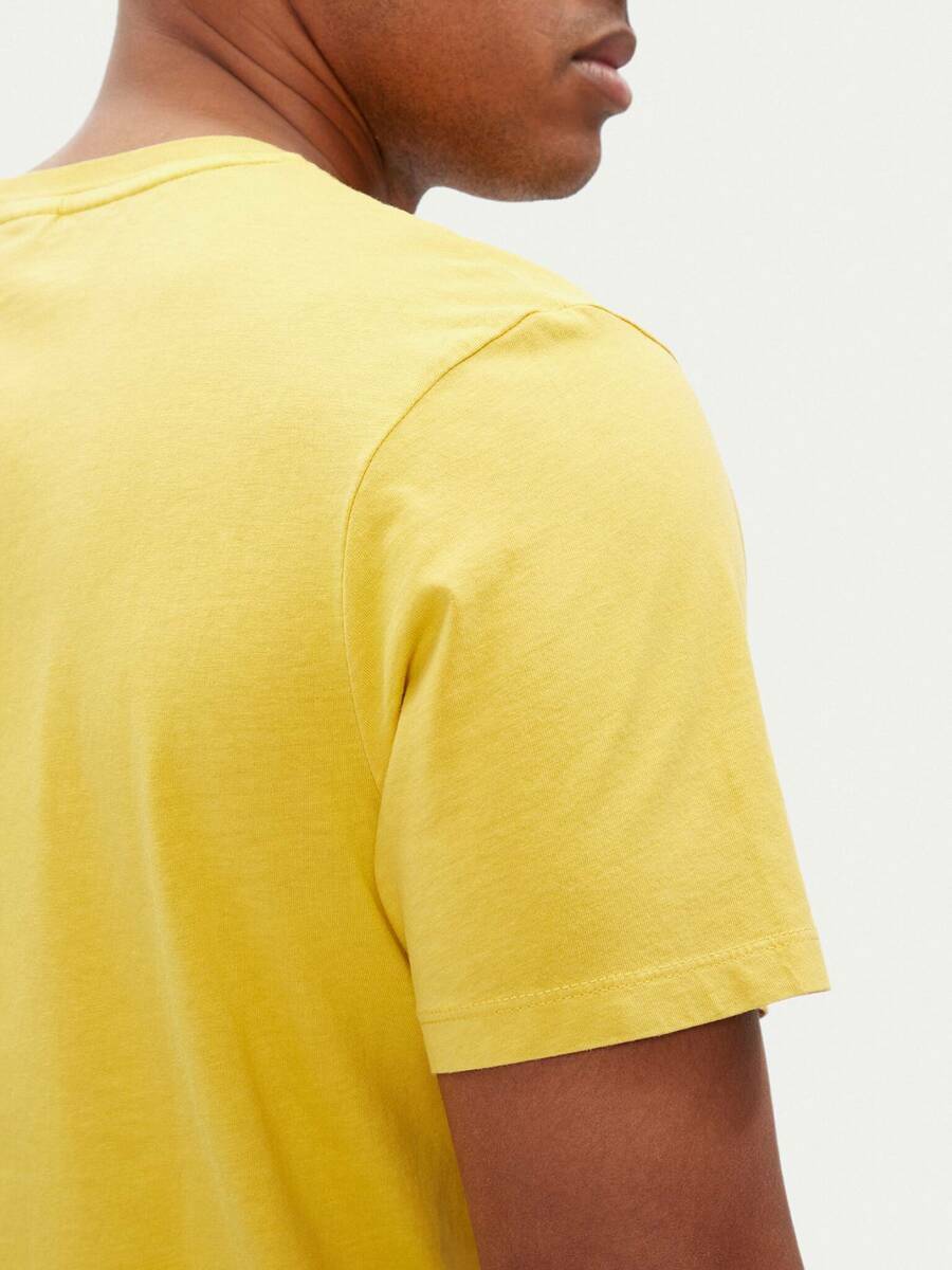 detail Pepe Jeans pánské žluté tričko