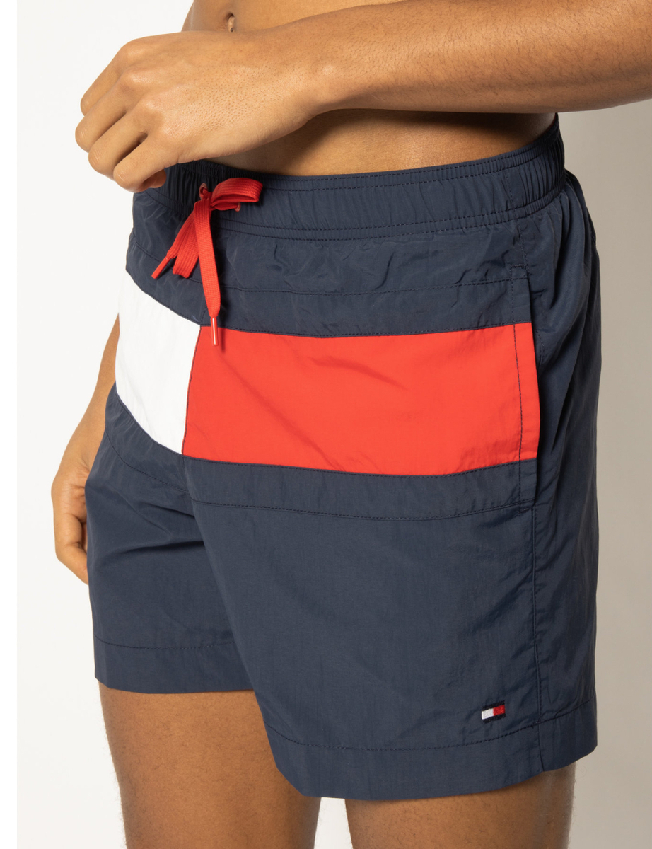 detail Tommy Hilfiger pánské tmavě modré plavky