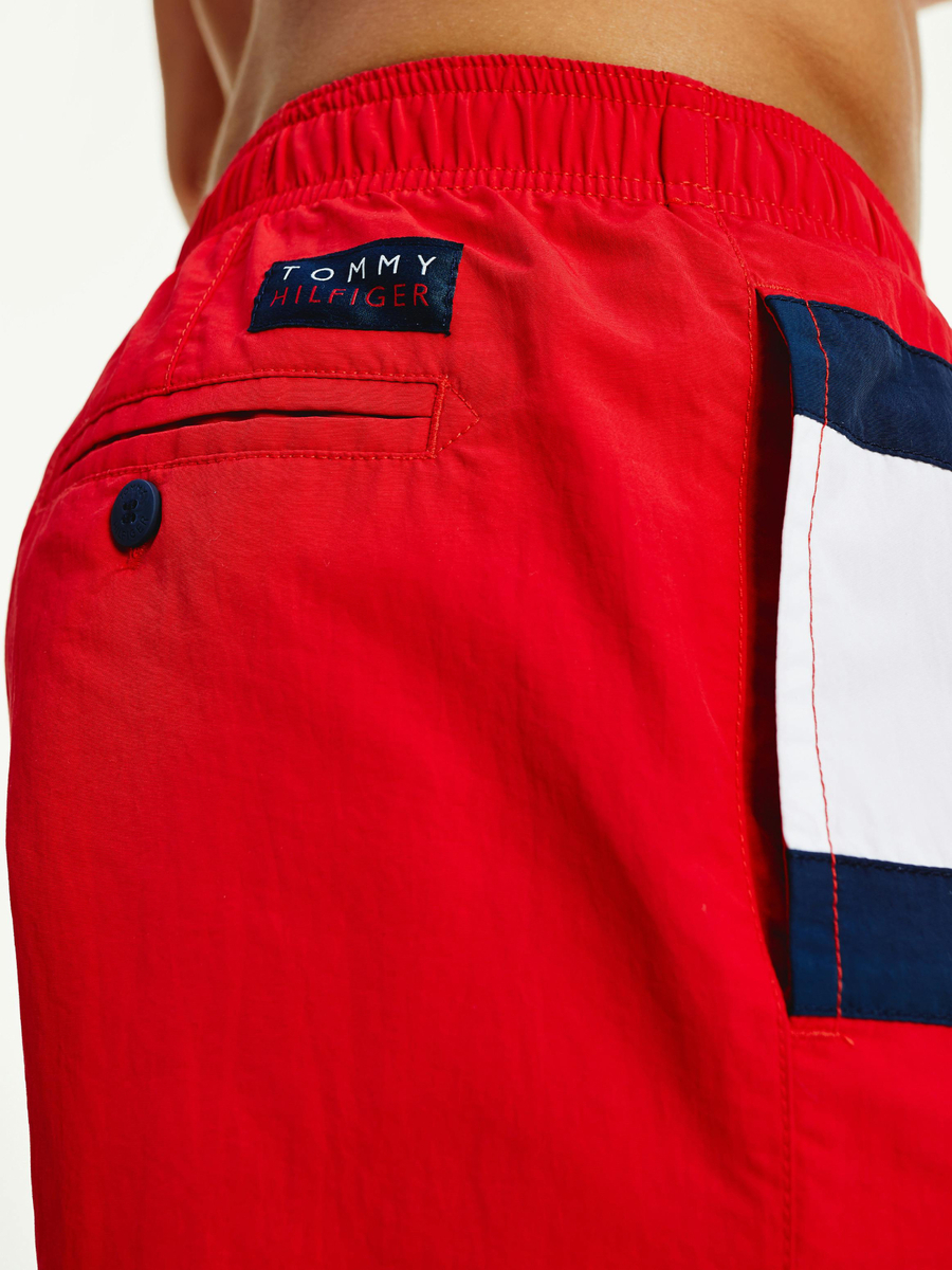 detail Tommy Hilfiger pánské červené plavky