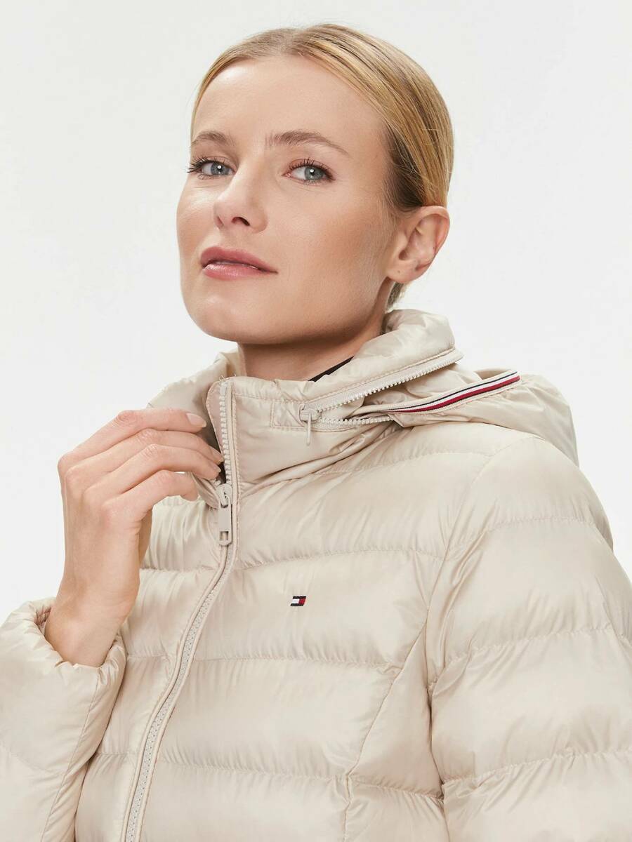 detail Tommy Hilfiger dámský béžový kabát