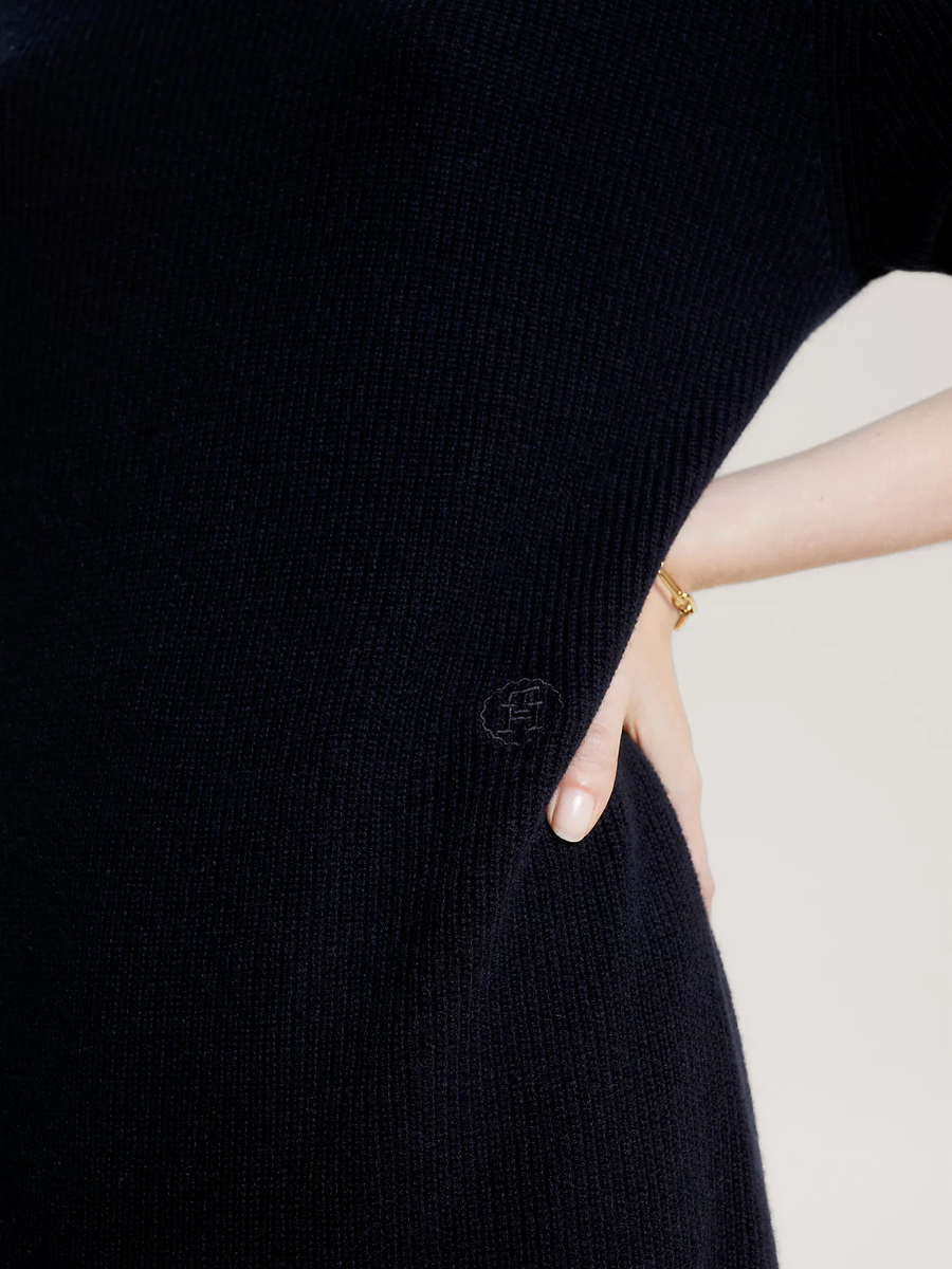 detail Tommy Hilfiger dámské černé vlněné šaty
