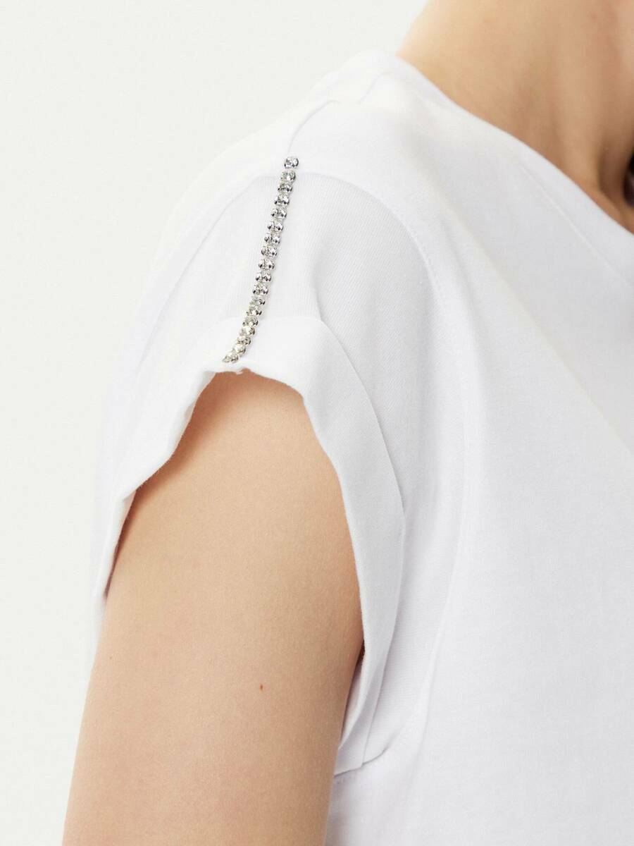 detail Guess dámské bílé tričko