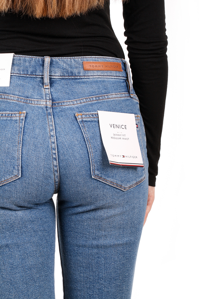 detail Tommy Hilfiger dámské džínové šortky Venice