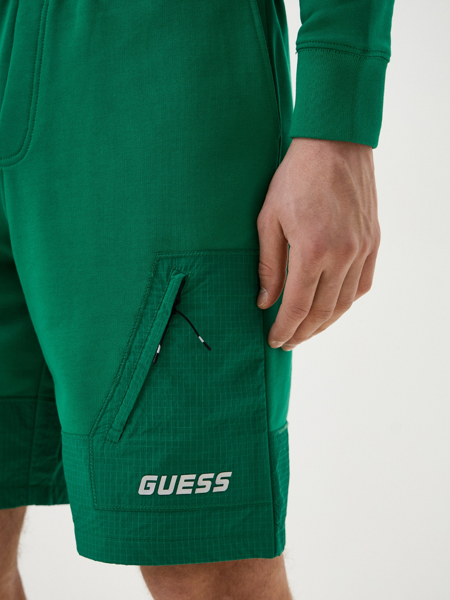 detail Guess pánské zelené šortky
