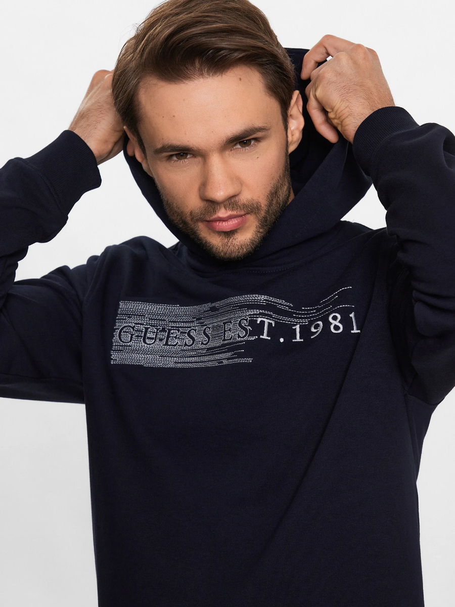 detail Guess pánská tmavě modrá mikina