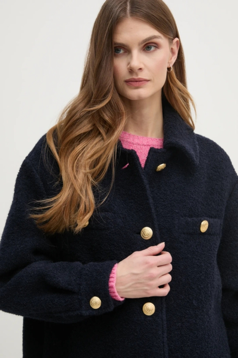 detail Dámský kabát se zlatýmí knoflíky