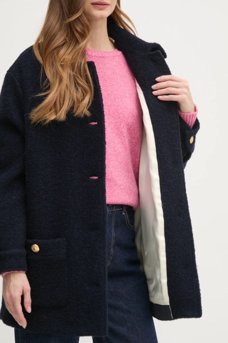 detail Dámský kabát se zlatýmí knoflíky