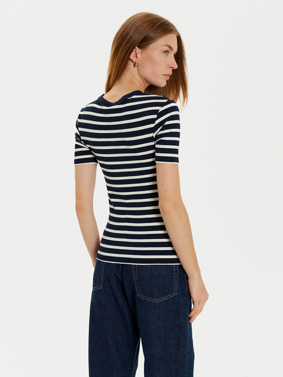 detail Tommy Hilfiger dámské tmavě modré tričko