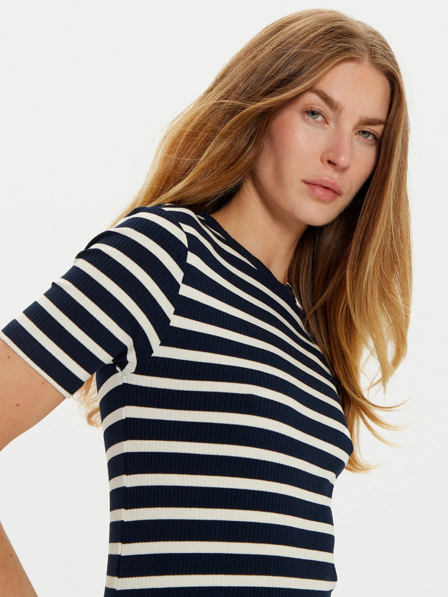 detail Tommy Hilfiger dámské tmavě modré tričko