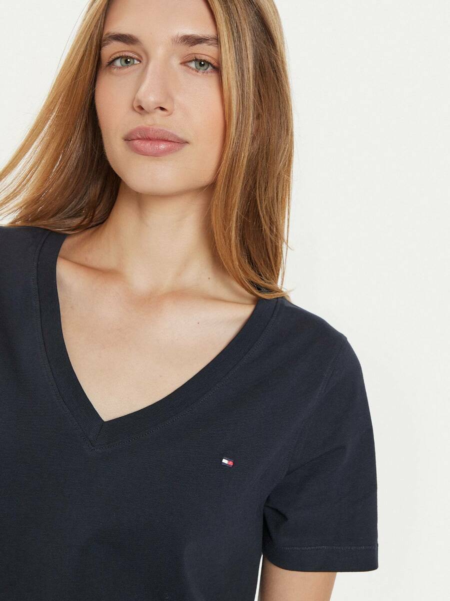 detail Tommy Hilfiger dámské tmavě modré tričko