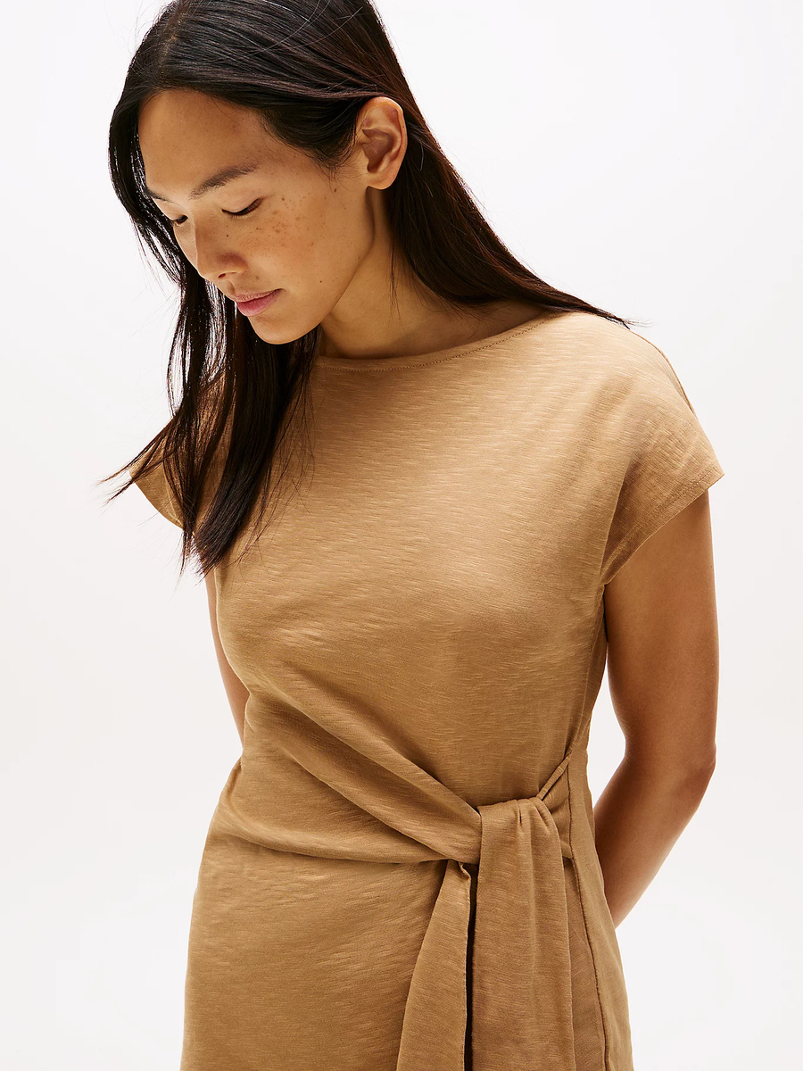 detail Tommy Hilfiger dámské béžové šaty