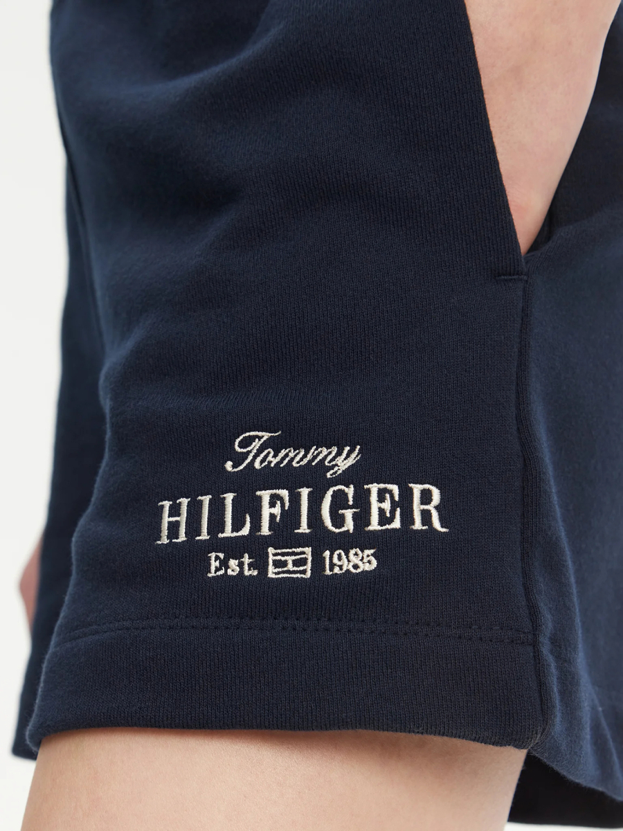 detail Tommy Hilfiger dámské modré teplákové šortky
