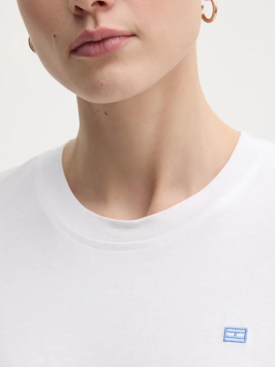 detail Tommy Hilfiger dámské bílé tričko