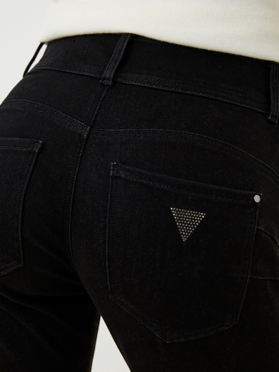 detail Guess dámské černé džíny