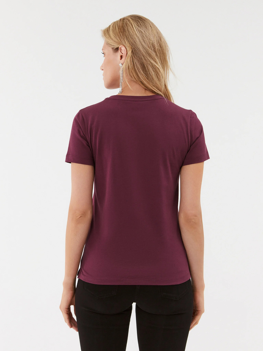 detail Guess dámské vínové tričko