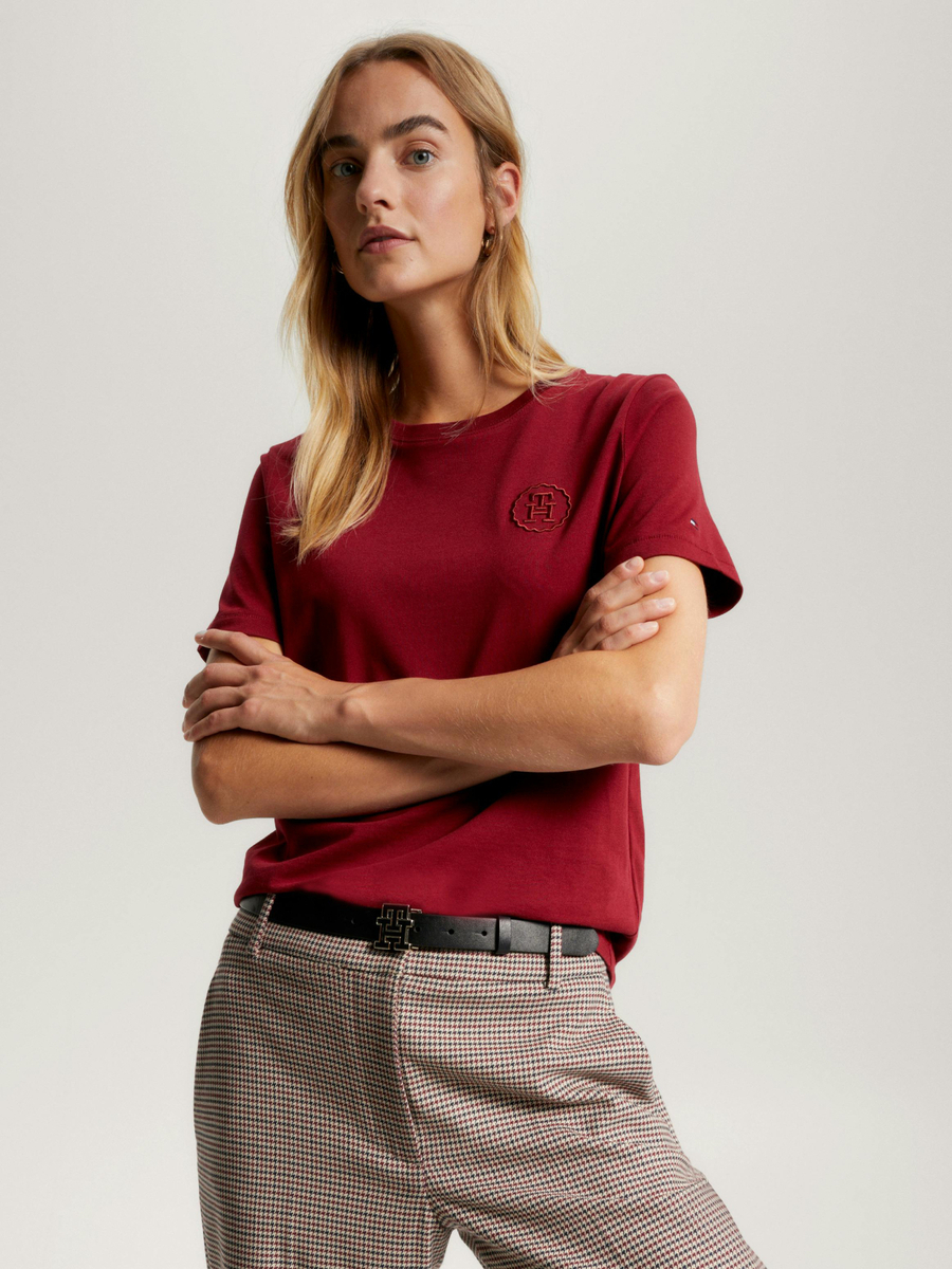 detail Tommy Hilfiger dámské vínové tričko