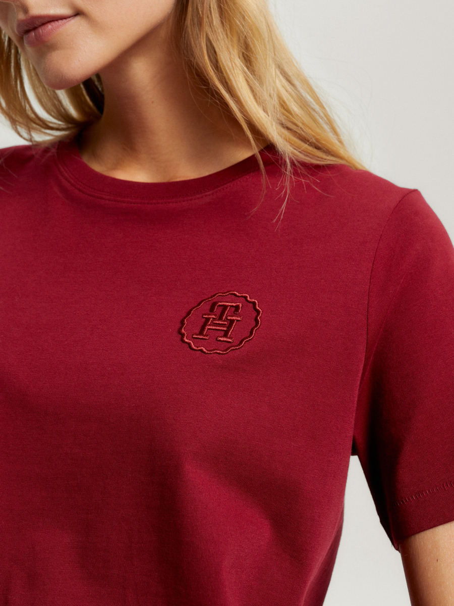 detail Tommy Hilfiger dámské vínové tričko