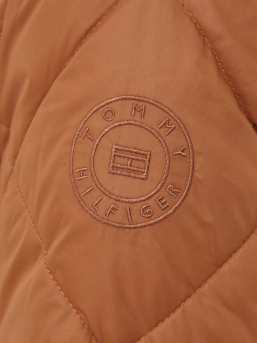detail Tommy Hilfiger dámská hnědá bunda