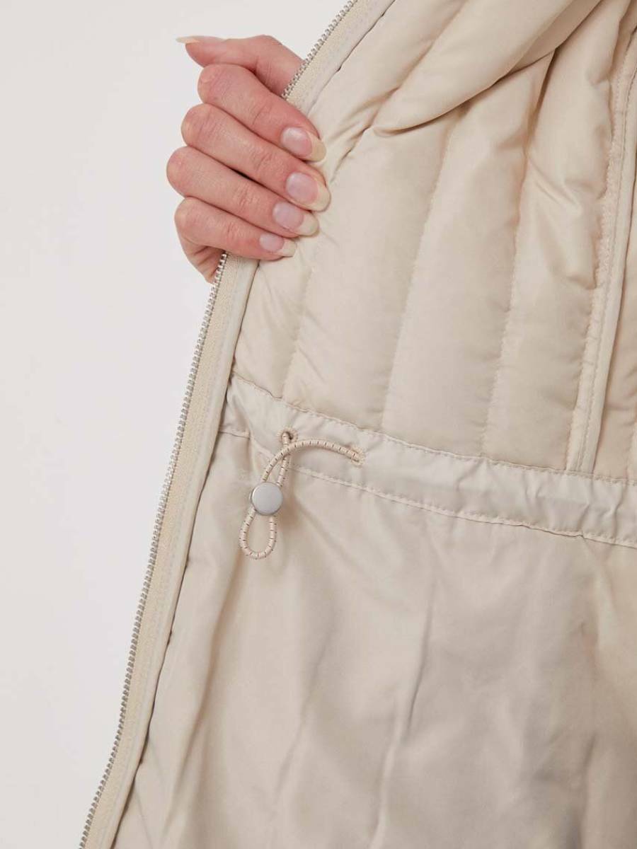 detail Tommy Hilfiger dámská béžová bunda Feminine