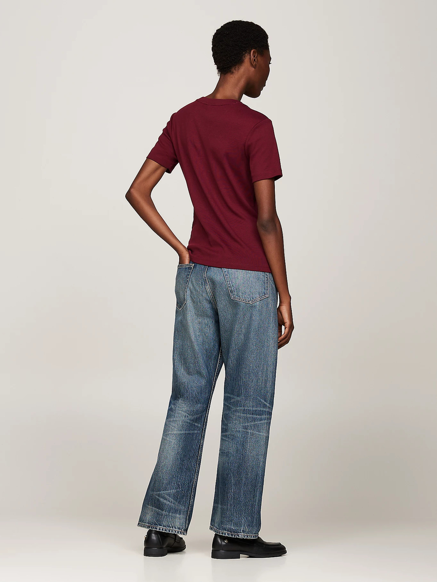 detail Tommy Hilfiger dámské vínové tričko