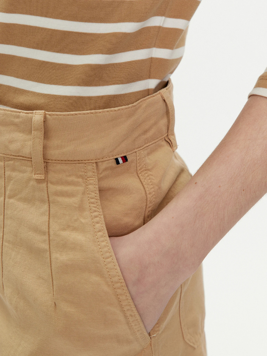 detail Tommy Hilfiger dámské béžové šortky