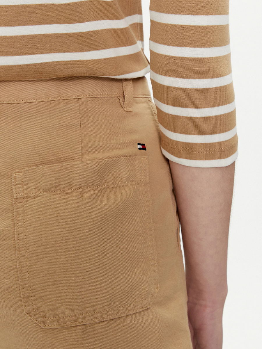 detail Tommy Hilfiger dámské béžové šortky