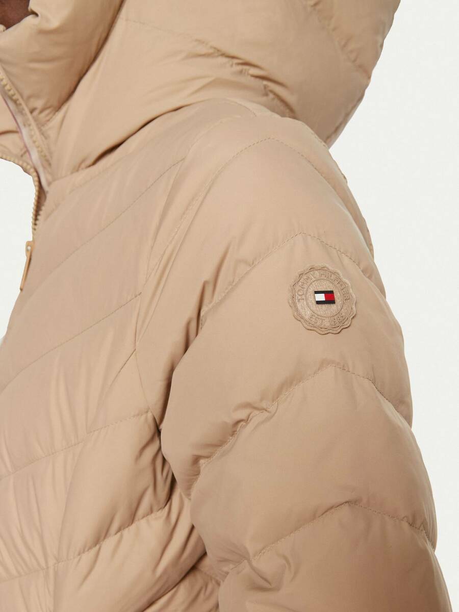 detail Tommy Hilfiger dámská péřová bunda Chevron