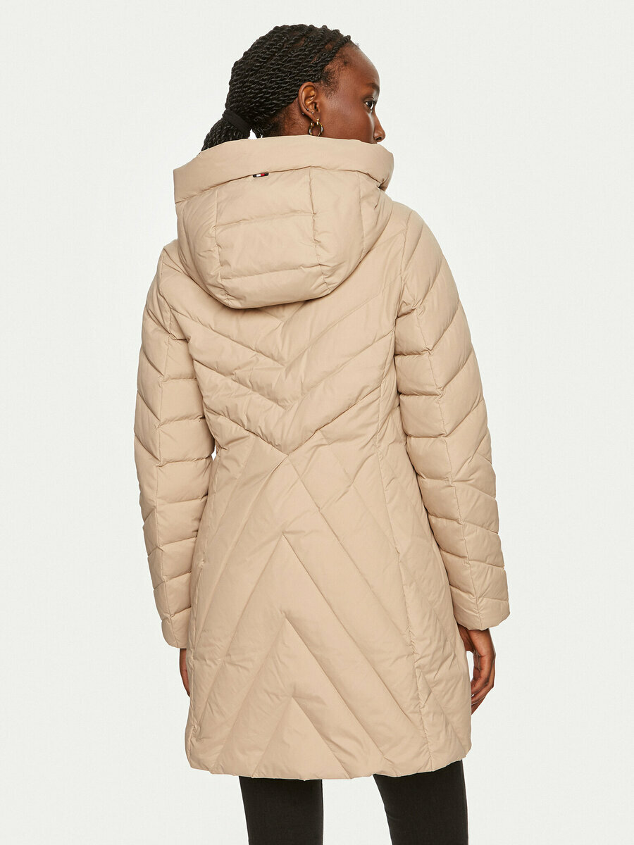 detail Tommy Hilfiger dámská péřová bunda Chevron