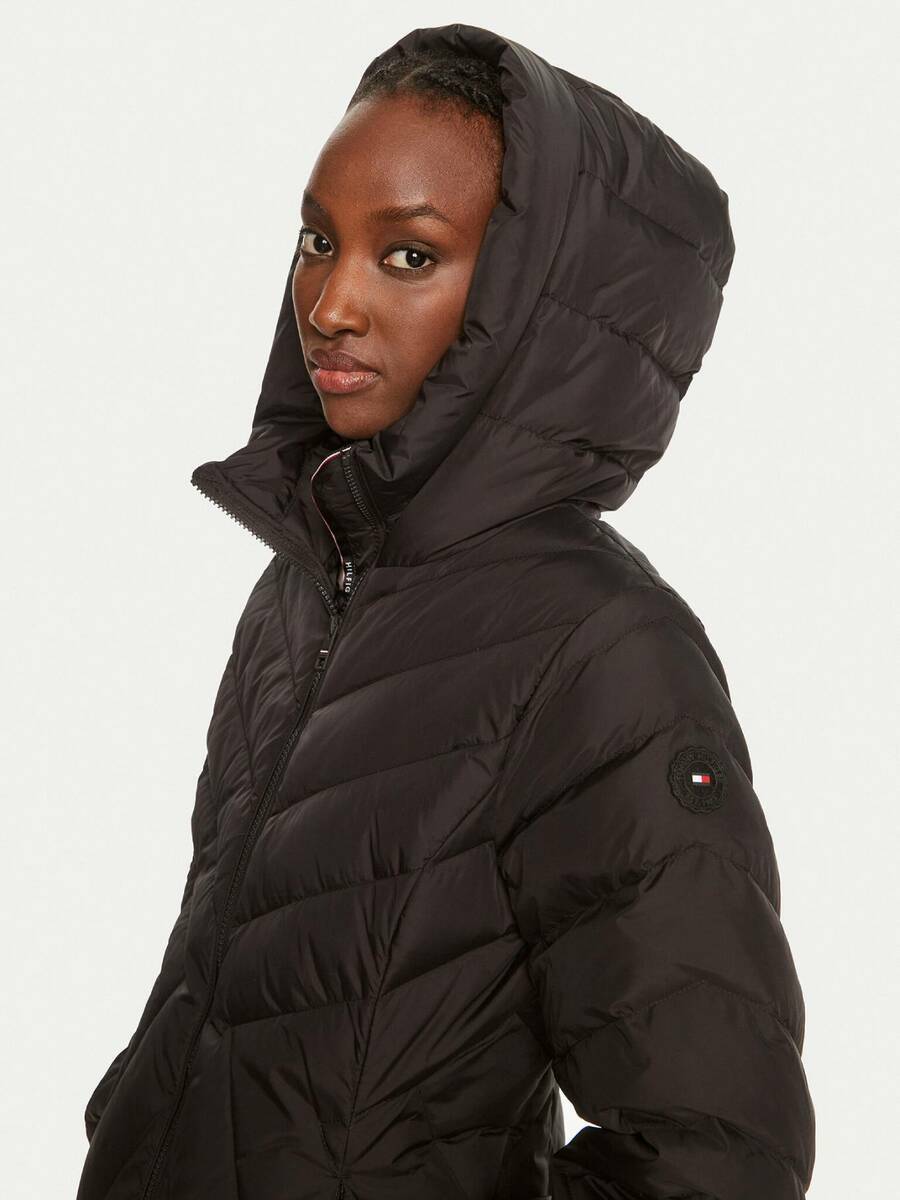 detail Tommy Hilfiger dámská péřová bunda Chevron