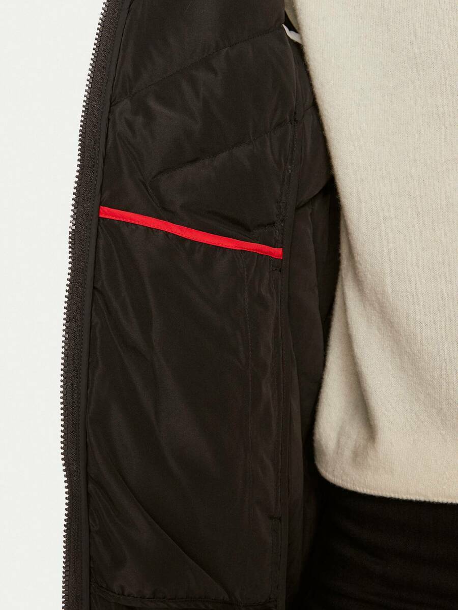 detail Tommy Hilfiger dámská péřová bunda Chevron