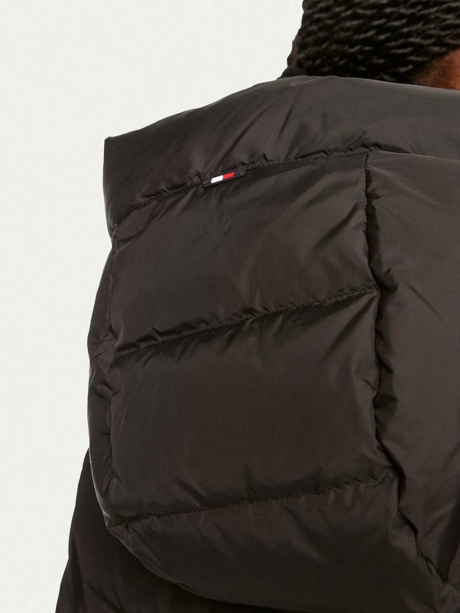 detail Tommy Hilfiger dámská péřová bunda Chevron