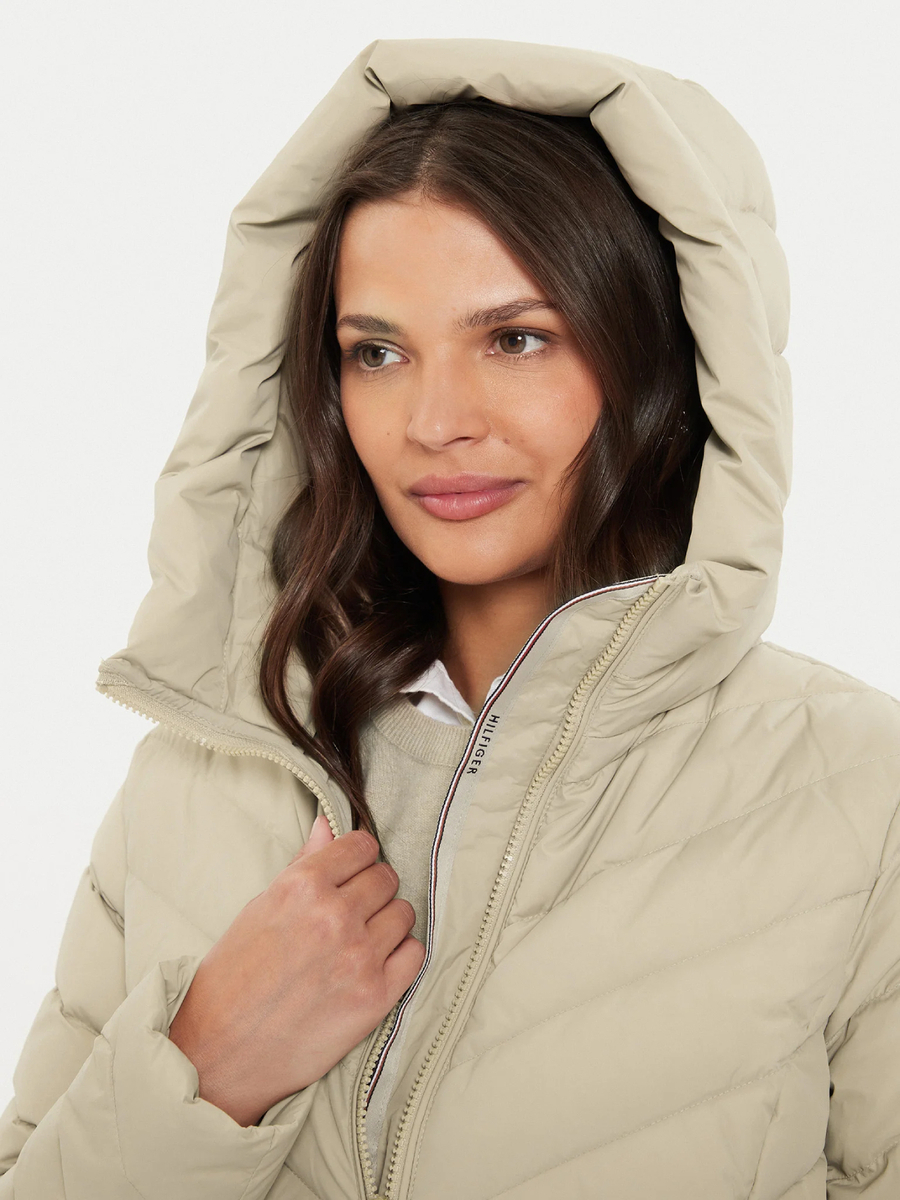 detail Tommy Hilfiger dámská béžová bunda