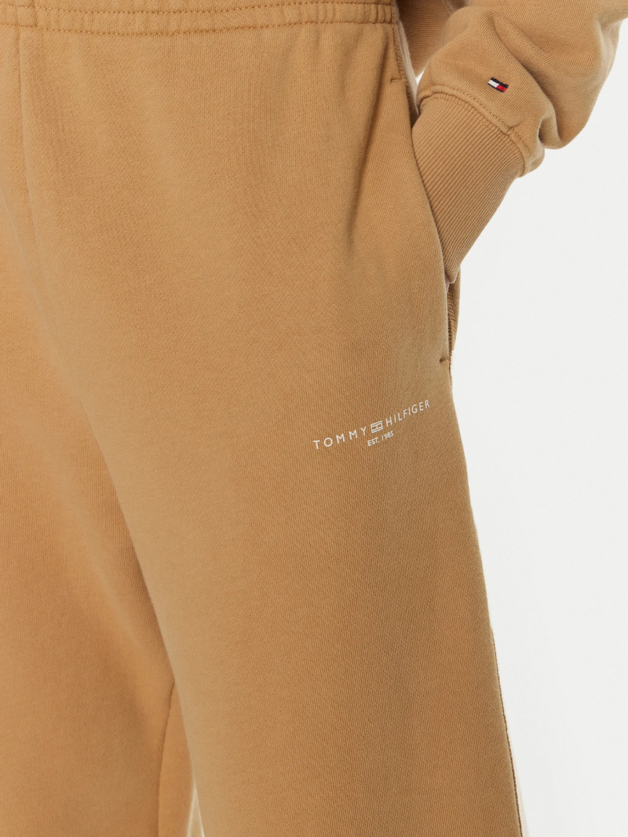 detail Tommy Hilfiger dámské béžové tepláky