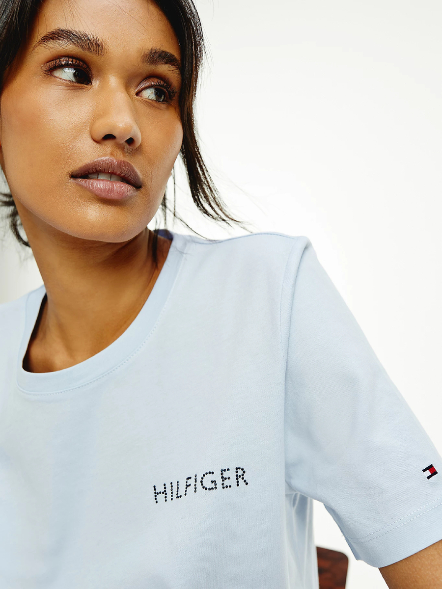 detail Tommy Hilfiger dámské bledě modré tričko