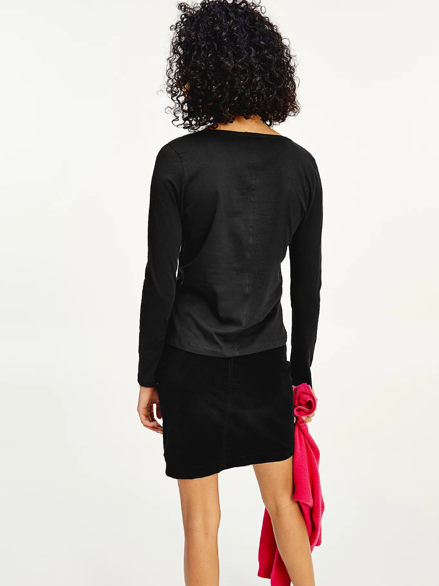 detail Tommy Hilfiger dámské černé tričko