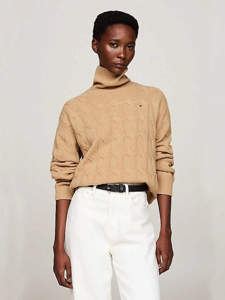 detail Tommy Hilfiger dámský hnědý vlněný svetr