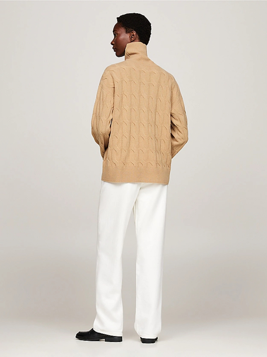 detail Tommy Hilfiger dámský hnědý vlněný svetr